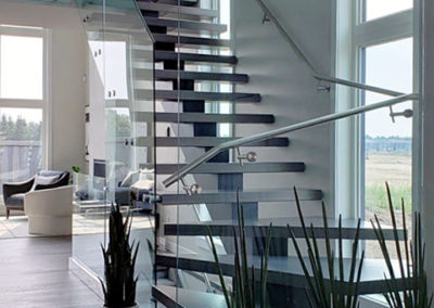 monostringer stairs with structural glass panels
